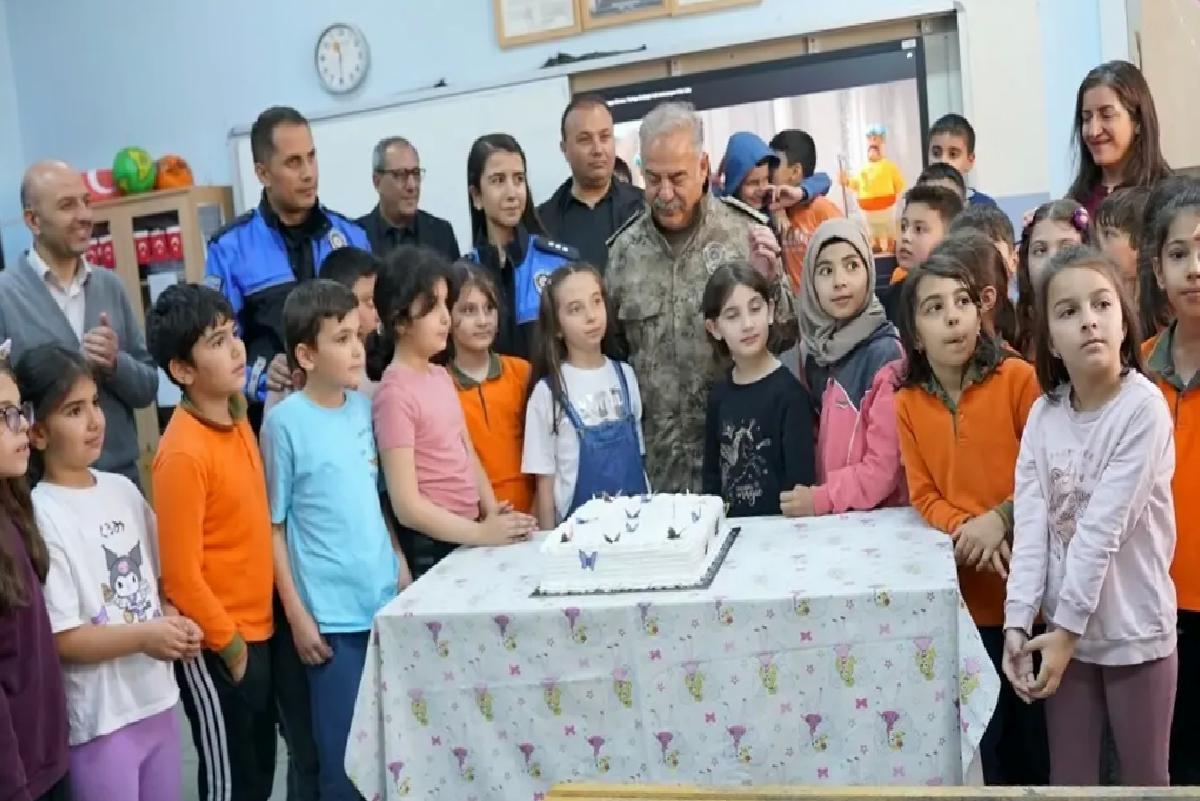 Emniyet Müdürü’nden Öğrenciye Sürpriz Doğum Günü