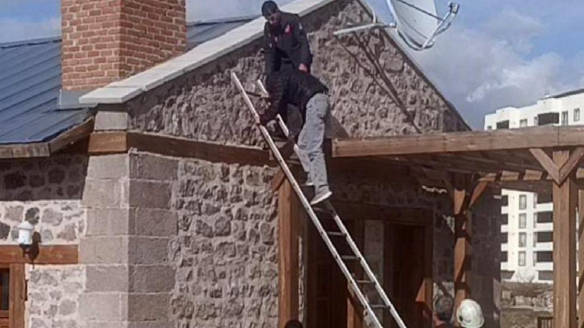 Erzurum’da çatıya çıkma savına giren gençler mahsur kaldı