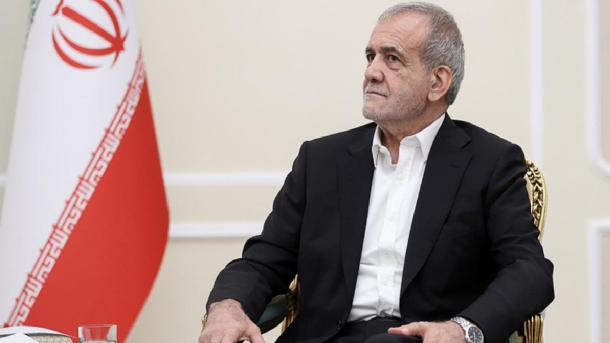 İran Cumhurbaşkanı Pezeşkiyan’dan Bakü’de Türkçe şiir sürprizi