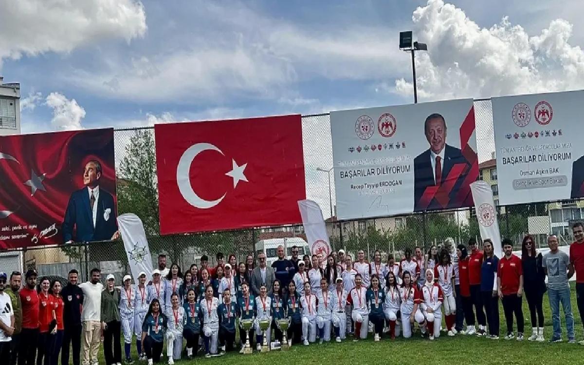 18 Yaş Altı Softbol Şampiyonası Tamamlandı
