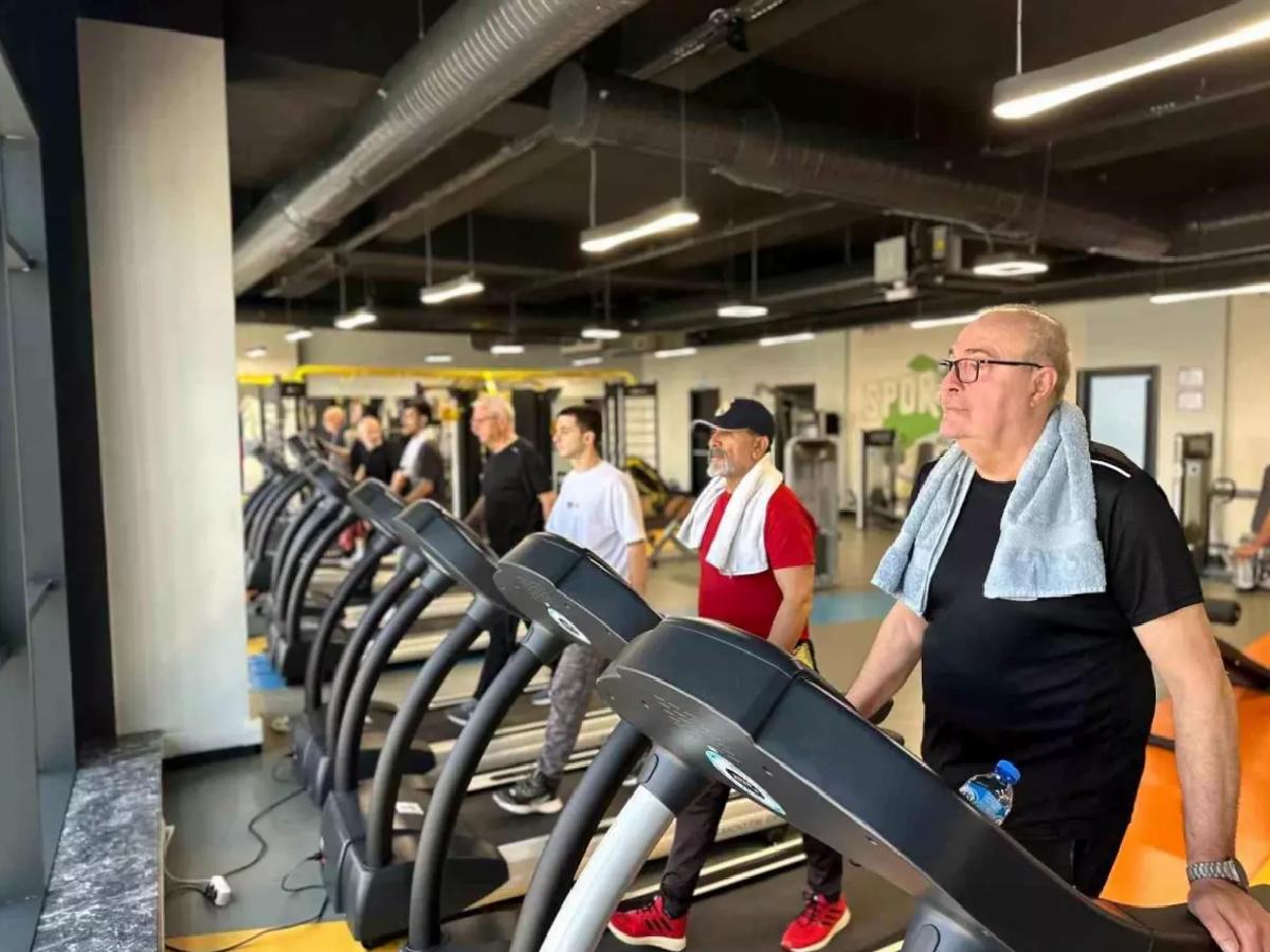 70 yaşındaki ihtiyar delikanlılar sporda gençlere taş çıkartıyor