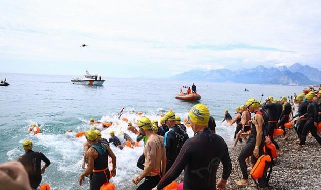 Açık su yüzme yarışlarının startını Lider Muhittin Böcek verdi
