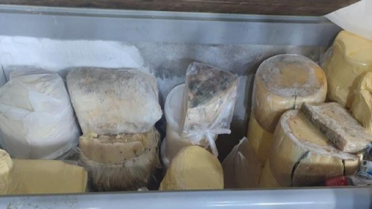Adana’da fuarda satılan 240 kilo bozuk besin imha edildi