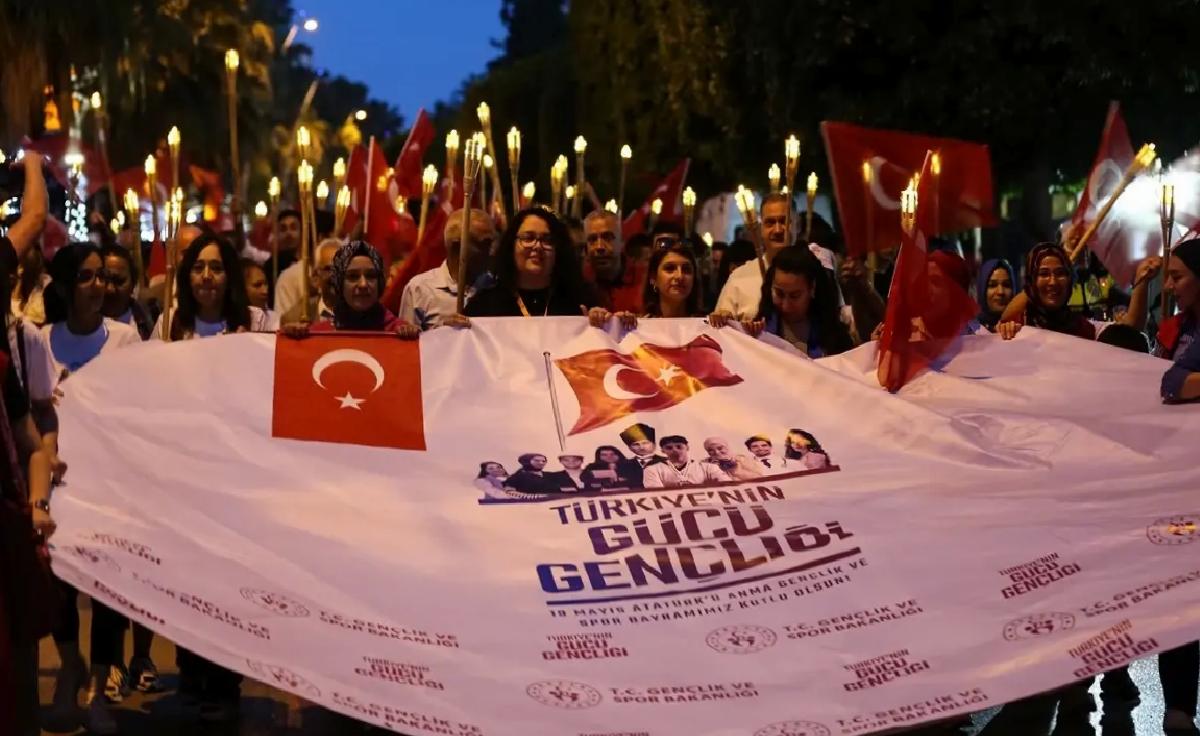 Adana’da Gençlik Haftası Fener Alayı