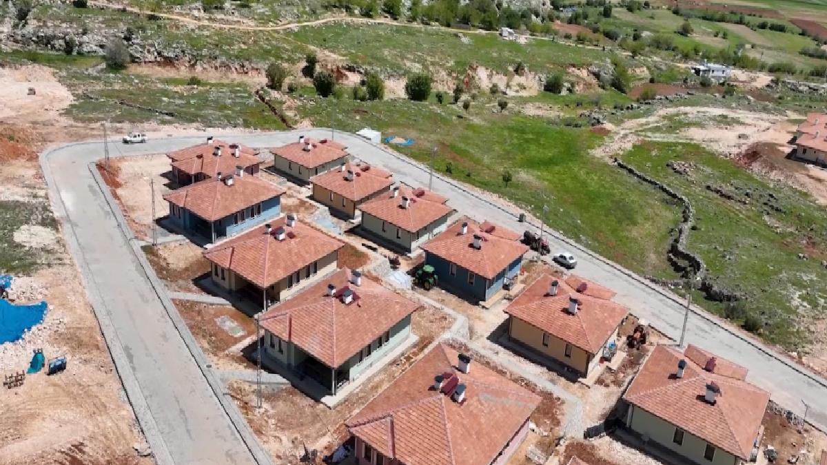 Adıyaman Zey Köyü, kayalık tabanda yine kuruldu