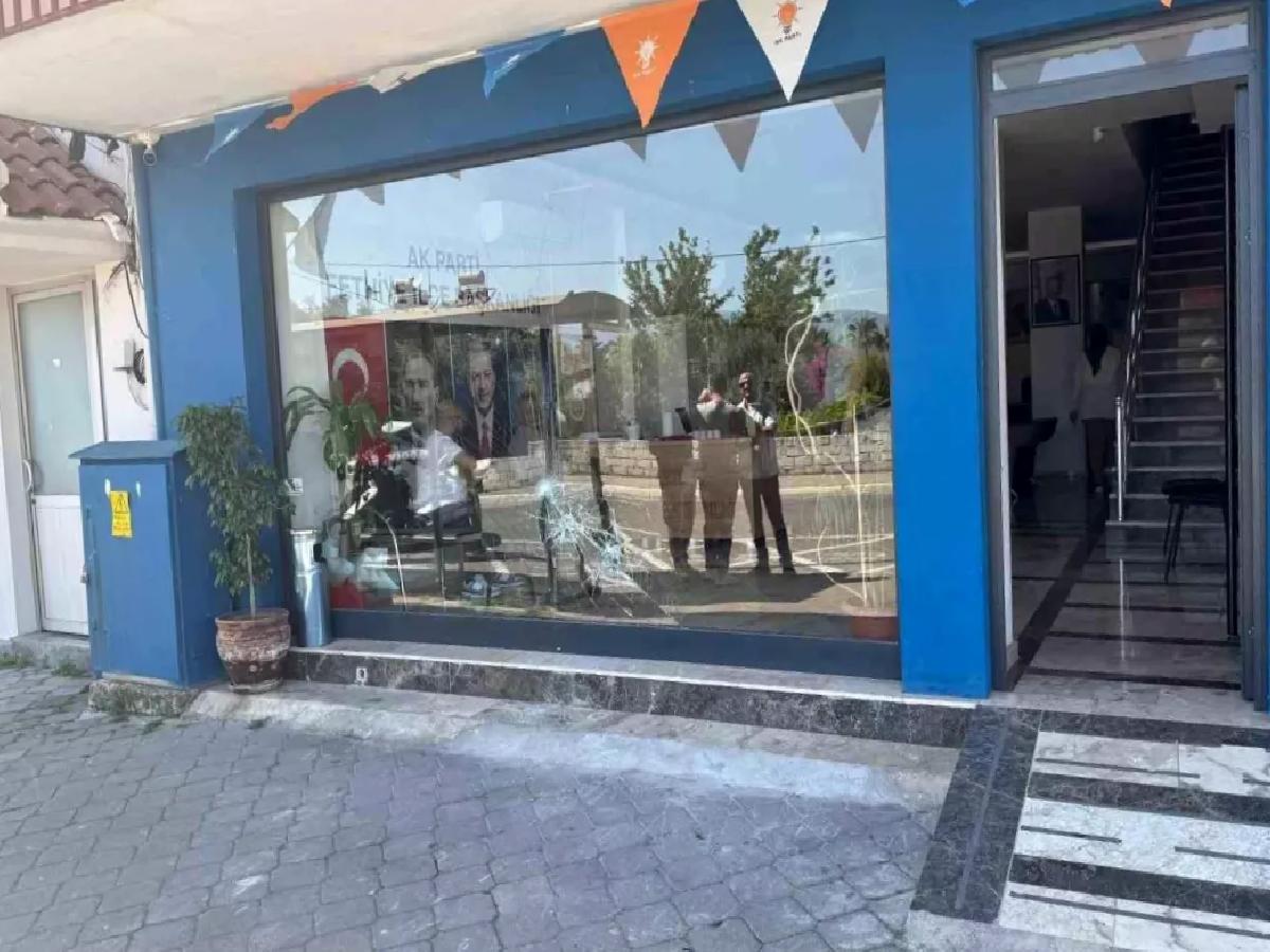 AK Parti binasına taşlı atak: Kuşkulu tutuklandı