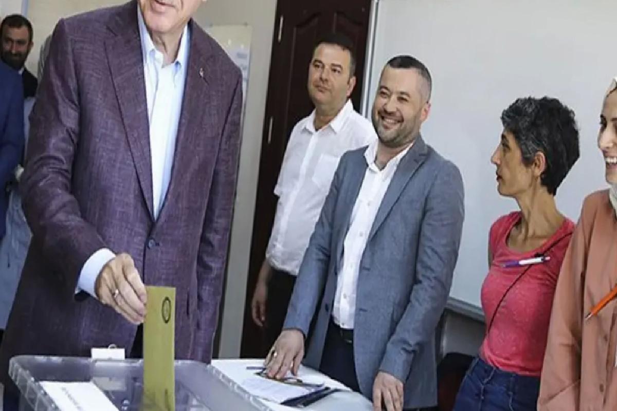 AK Parti Genel Sekreteri İnan, masasına gelen son anketi paylaştı