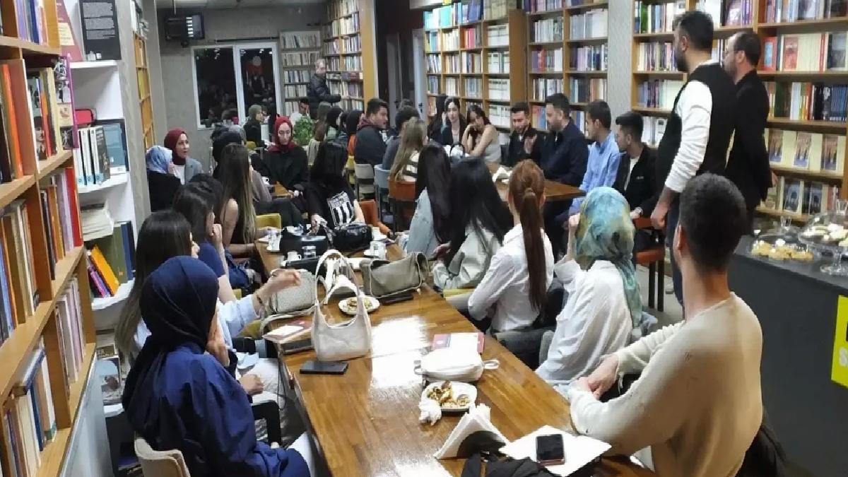 AK Parti’den Gençlere Kitap Analiz Programı