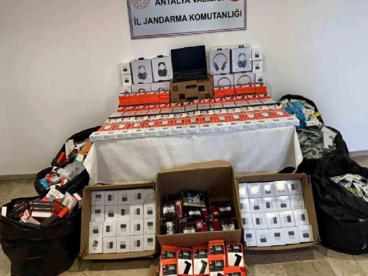 Aksu’da Kaçak Telefon Aksesuarlarına Baskın