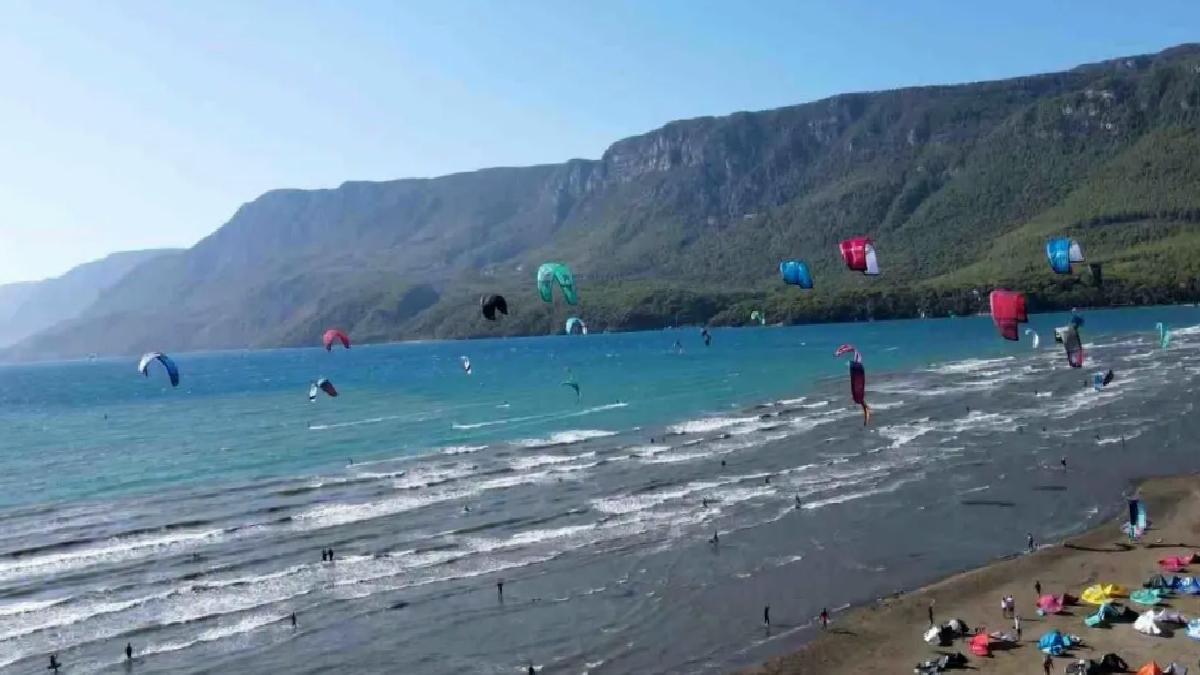 Akyaka’da Kite Sörf Şenliği