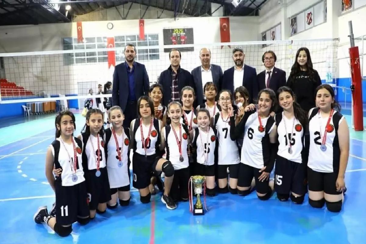 Alaca Belediyespor Küçükler Voleybol Turnuvası’nda İkinciliği Elde Etti