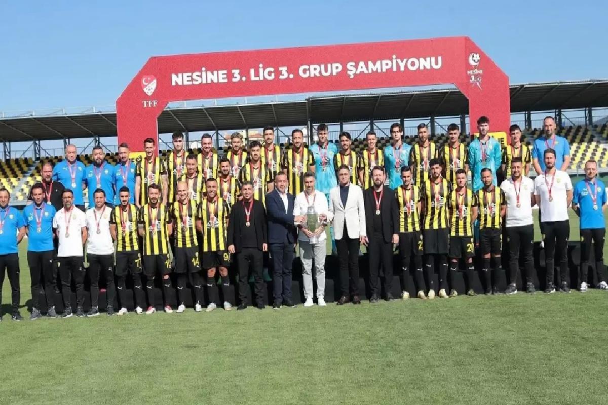 Aliağa FK Namağlup Şampiyonluğunu İlan Edip Kupasını Kaldırdı