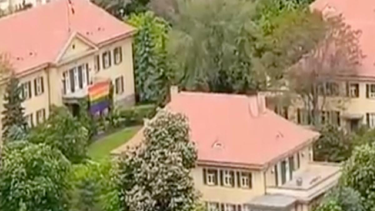 Almanya’nın Ankara Büyükelçiliği’nde LGBT flaması