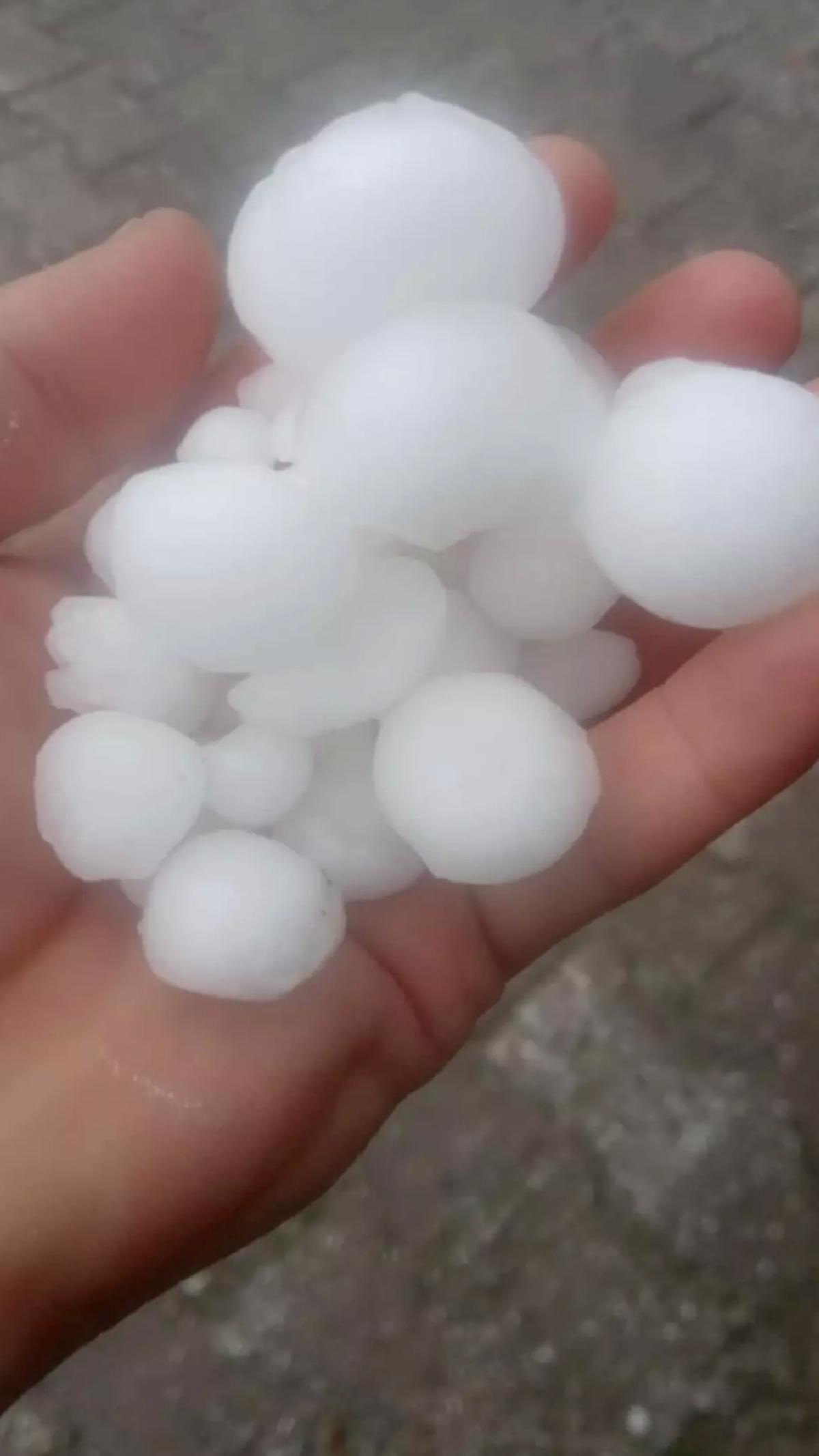 Almus’ta Dolu Yağışı Hayatı Olumsuz Etkiledi