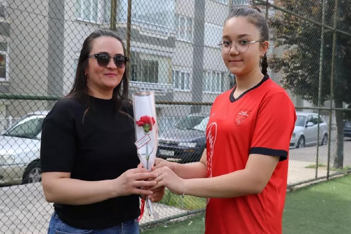 Amasis Bayan Futbol Grubu’ndan Anneler Günü Sürprizi