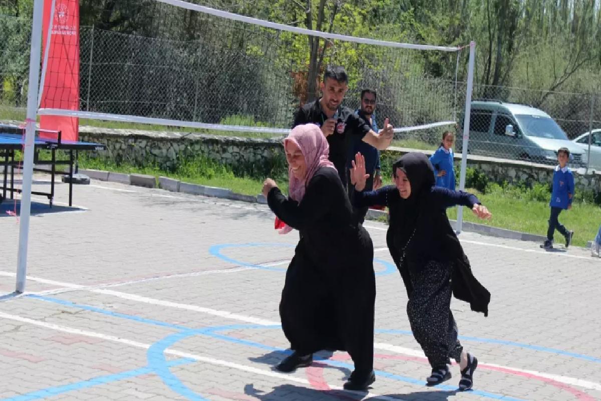 Anadolu Sultanları voleybol ekibi oyuncuları çocuklarıyla klâsik çocuk oyunları müsabakalarına katıldı