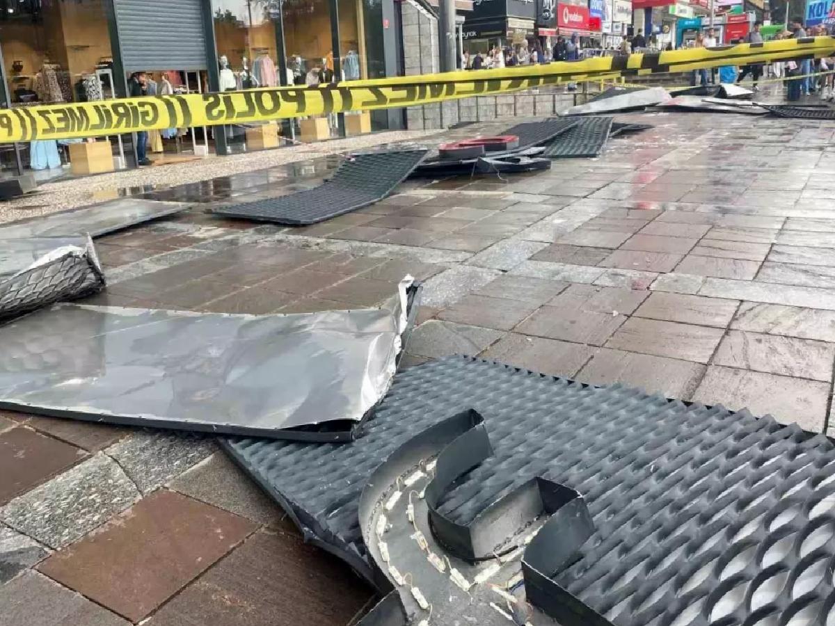 Ankara’da Fırtına Tabela Savurdu