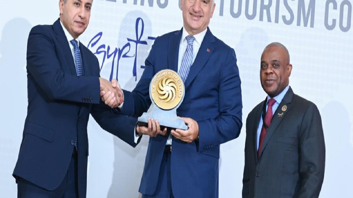 Antalya, D8 ‘Yılın Turizm Kenti Ödülü’nü aldı