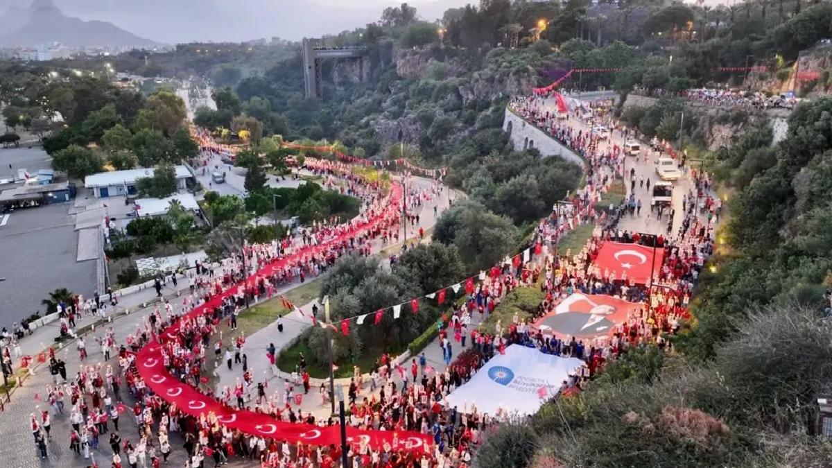 Antalya’da Fener Alayı ve Konser Heyecanı