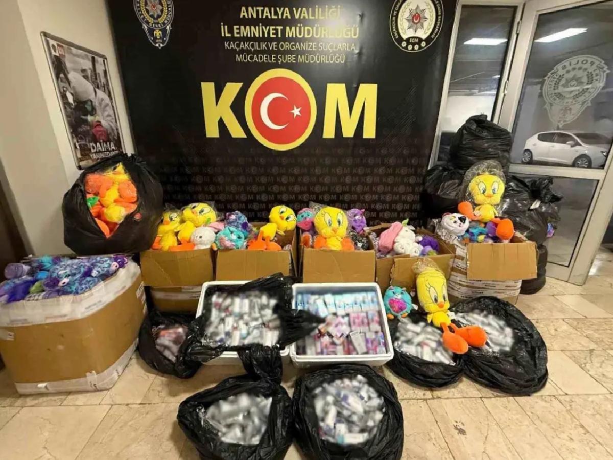 Antalya’da Kaçakçılığa Operasyon: 512 Bin Makaron Ele Geçirildi