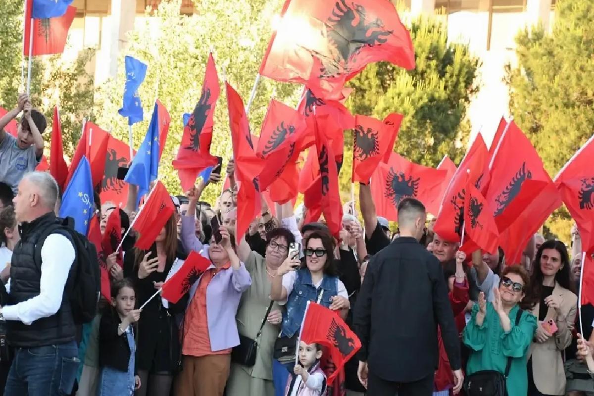 Arnavutluk’ta AB Üyelik Gayesi