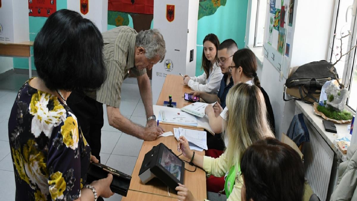 Arnavutluk’ta genel seçimde oy kullanma süreci başladı