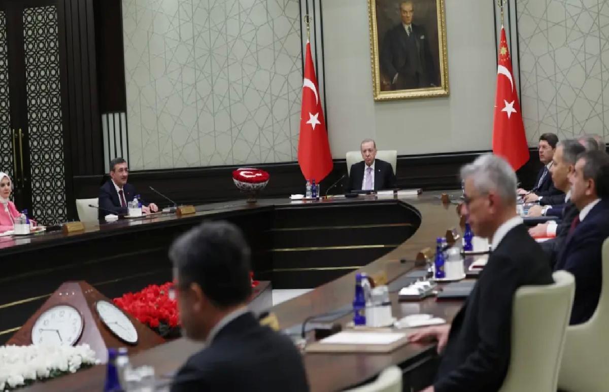 Bahçeli’den Ay Yıldızlı Çiçek