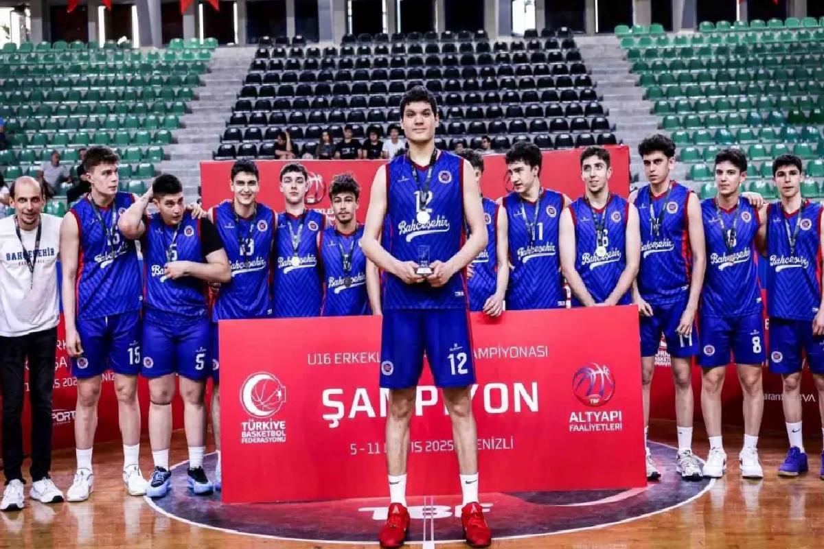 Bahçeşehir Koleji U16 Türkiye Şampiyonu