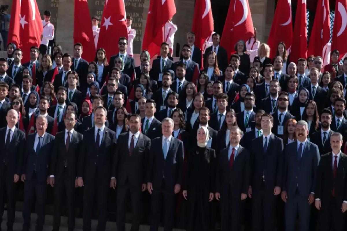 Bakan Bak, Gençler ve Atletlerle Anıtkabir’i Ziyaret Etti