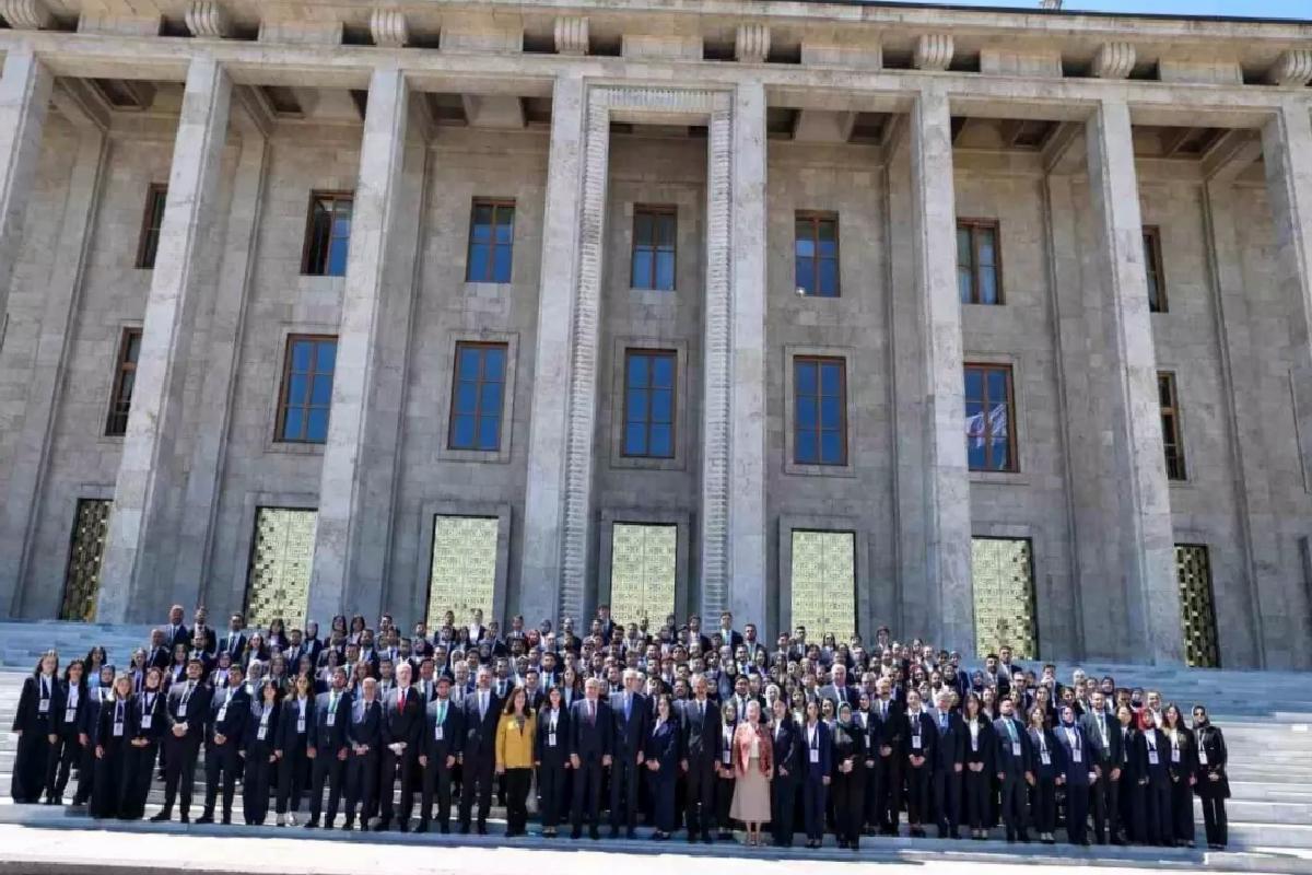 Bakan Bak, Gençlerle TBMM’yi Ziyaret Etti