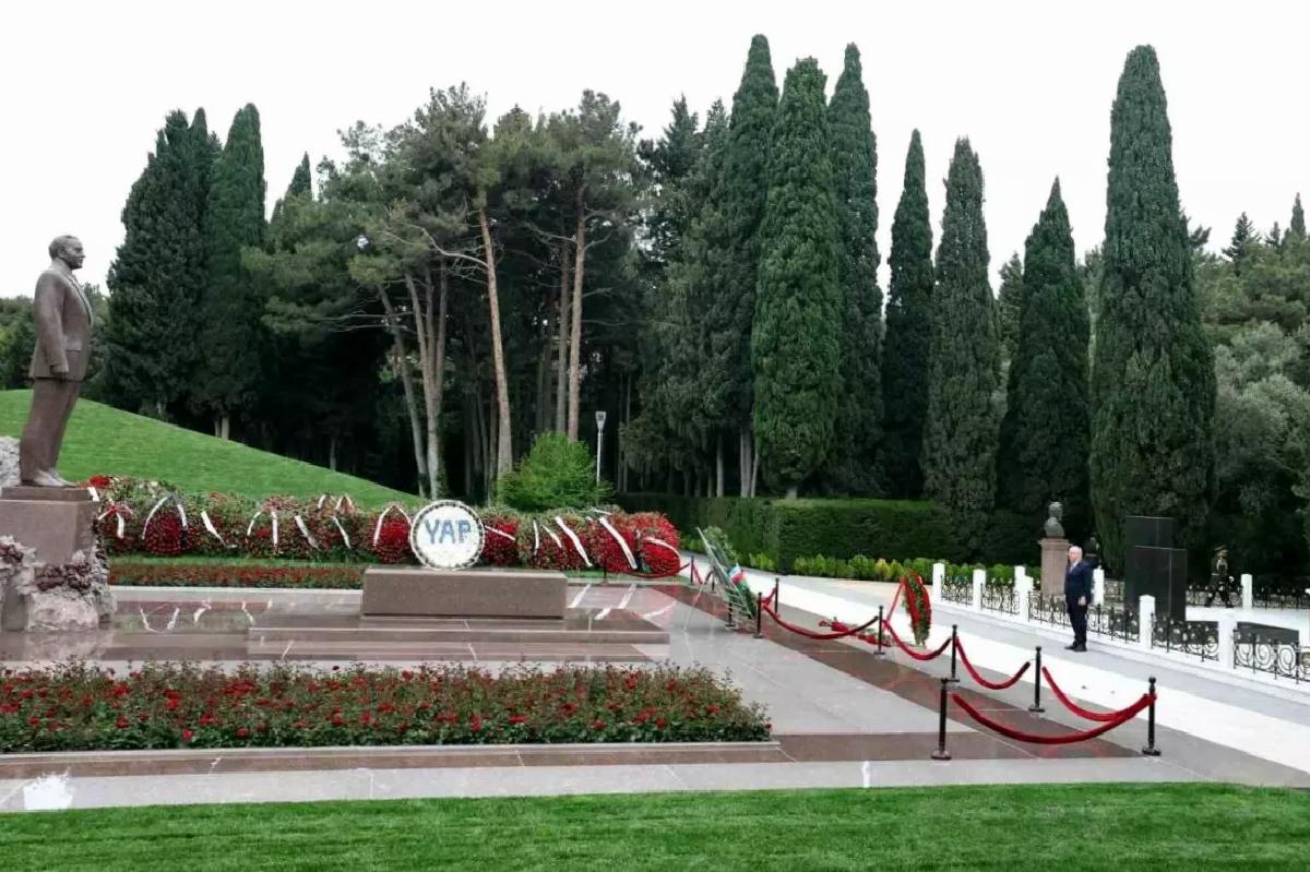 Bakan Güler, Bakü’de Haydar Aliyev’in mezarı ve Türk Şehitliği’ni ziyaret etti