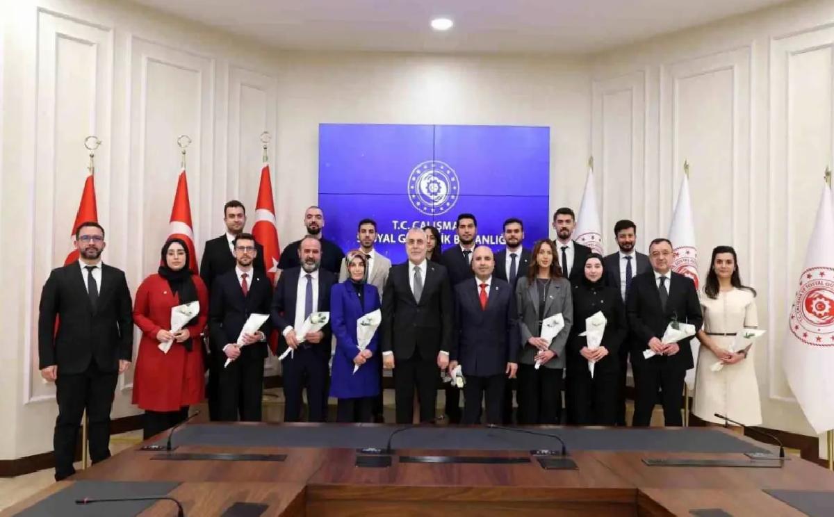 Bakan Işıkhan Eczacılarla Bir Ortaya Geldi