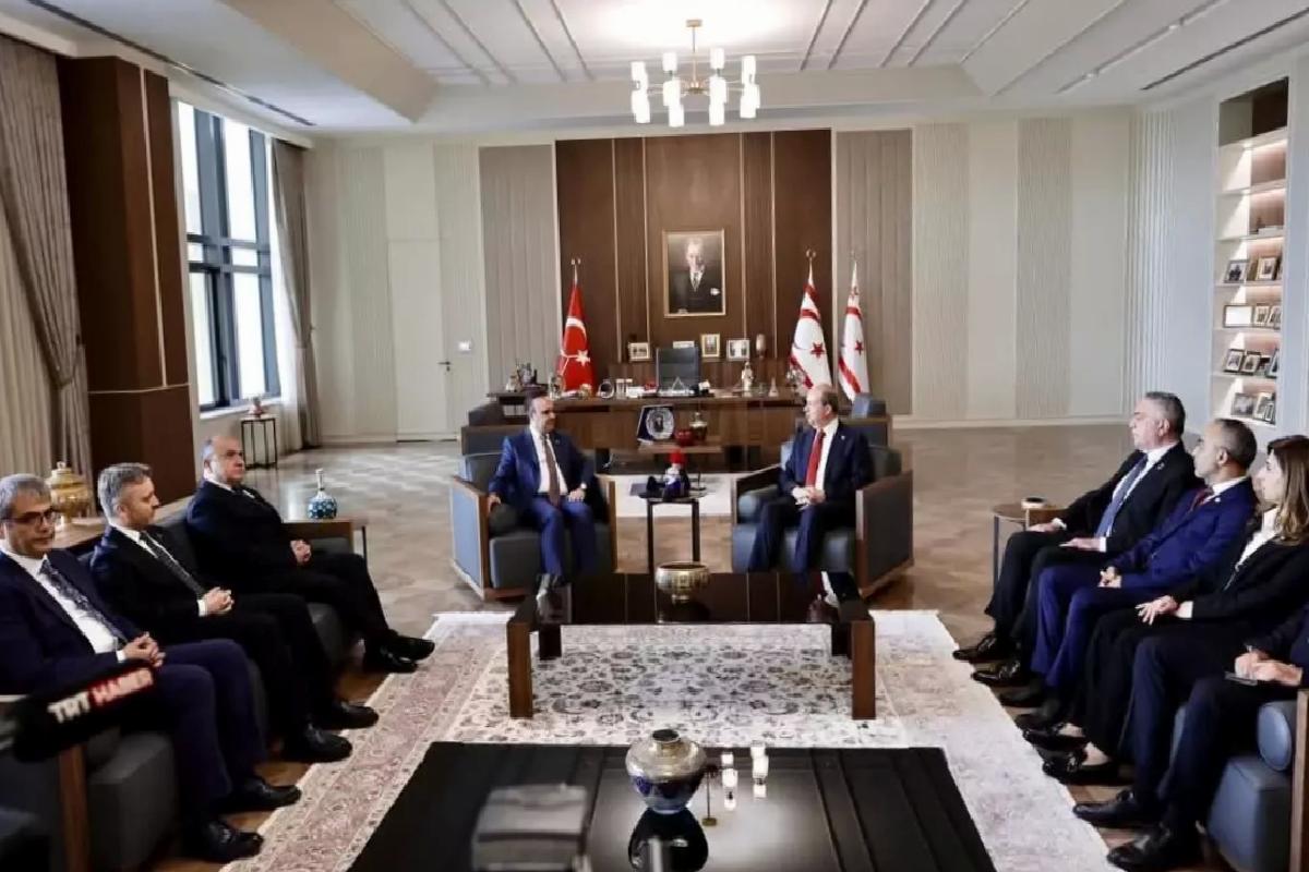 Bakan Kacır, KKTC Cumhurbaşkanı Tatar ile Görüştü