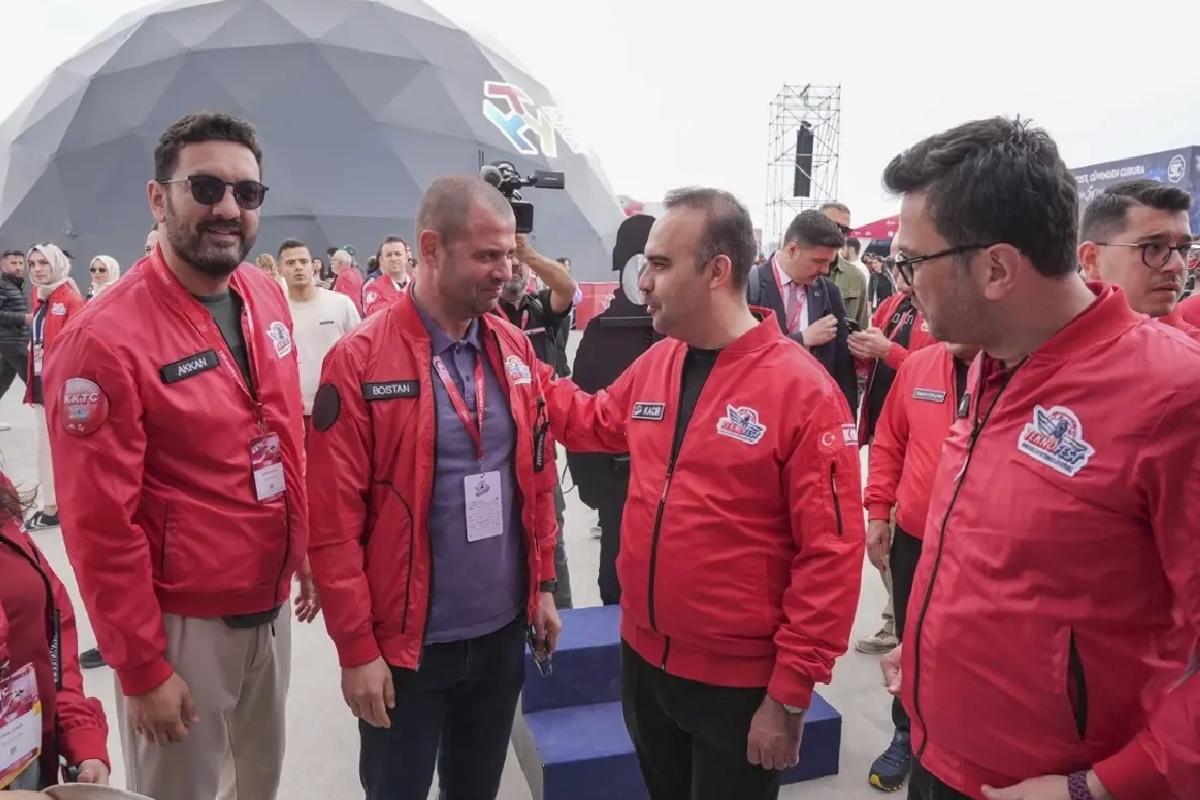 Bakan Kacır, TEKNOFEST KKTC’de AA standını ziyaret etti Açıklaması