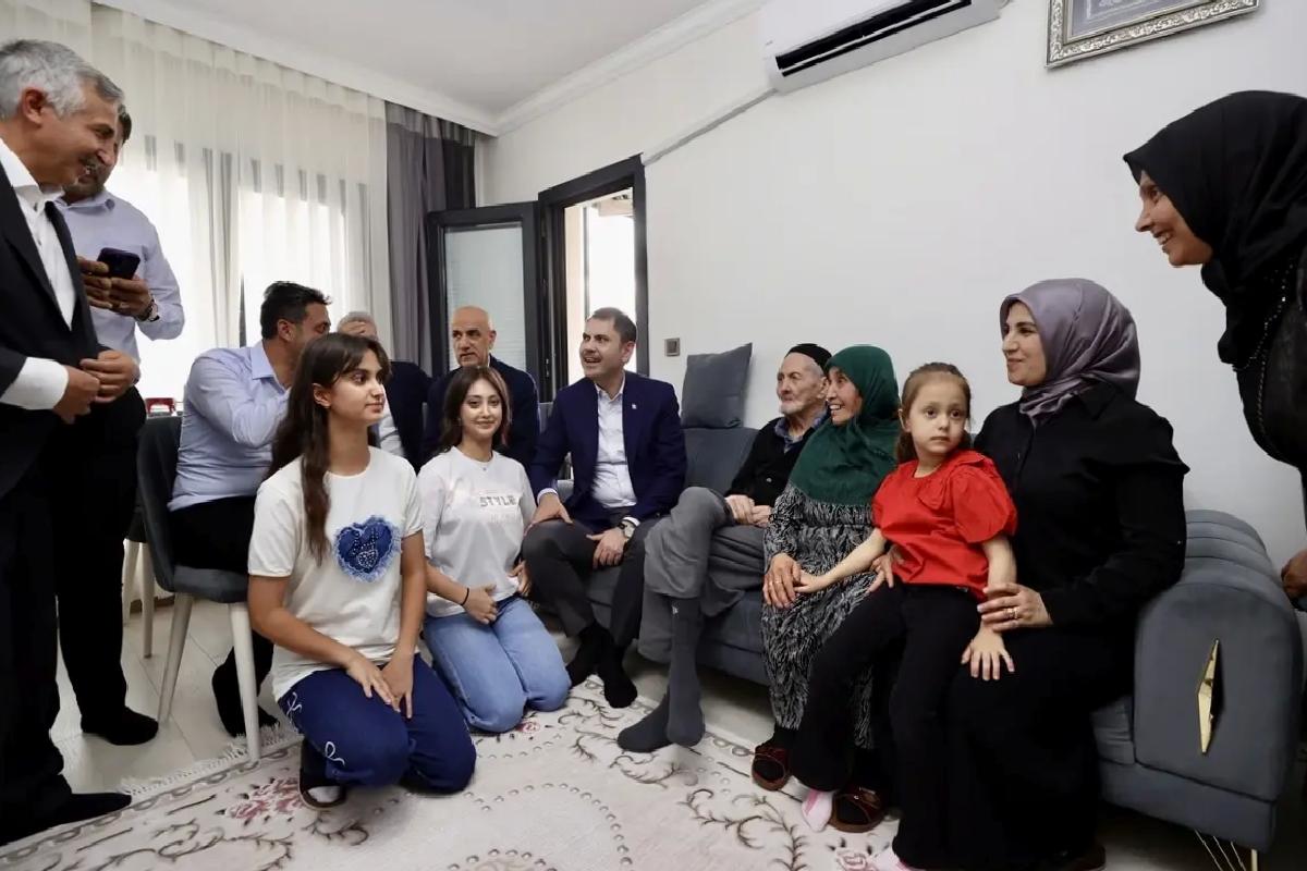 Bakan Kurum, Depremzede Aileyi Ziyaret Etti
