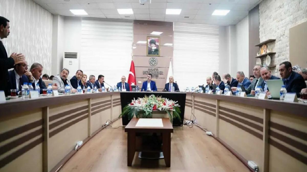 Bakan Kurum: Özgür Bey etrafına baksın yapılanları yeterli görür