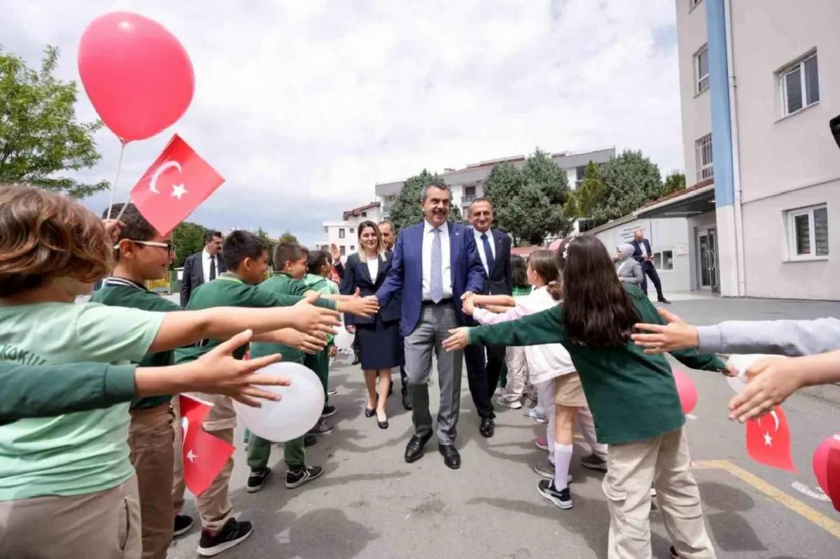 Bakan Tekin Tuzla’daki Okulu Ziyaret Etti