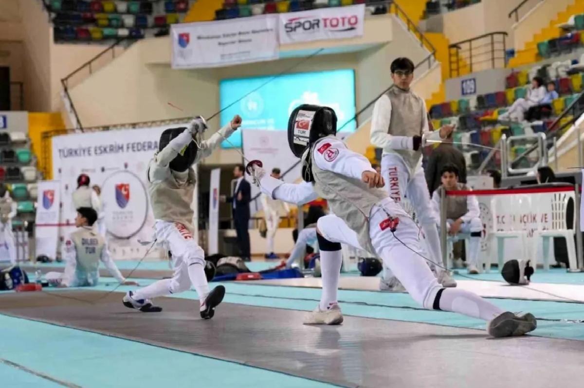 Balıkesir’de atletler eskrimde şampiyonluk için yarışıyor