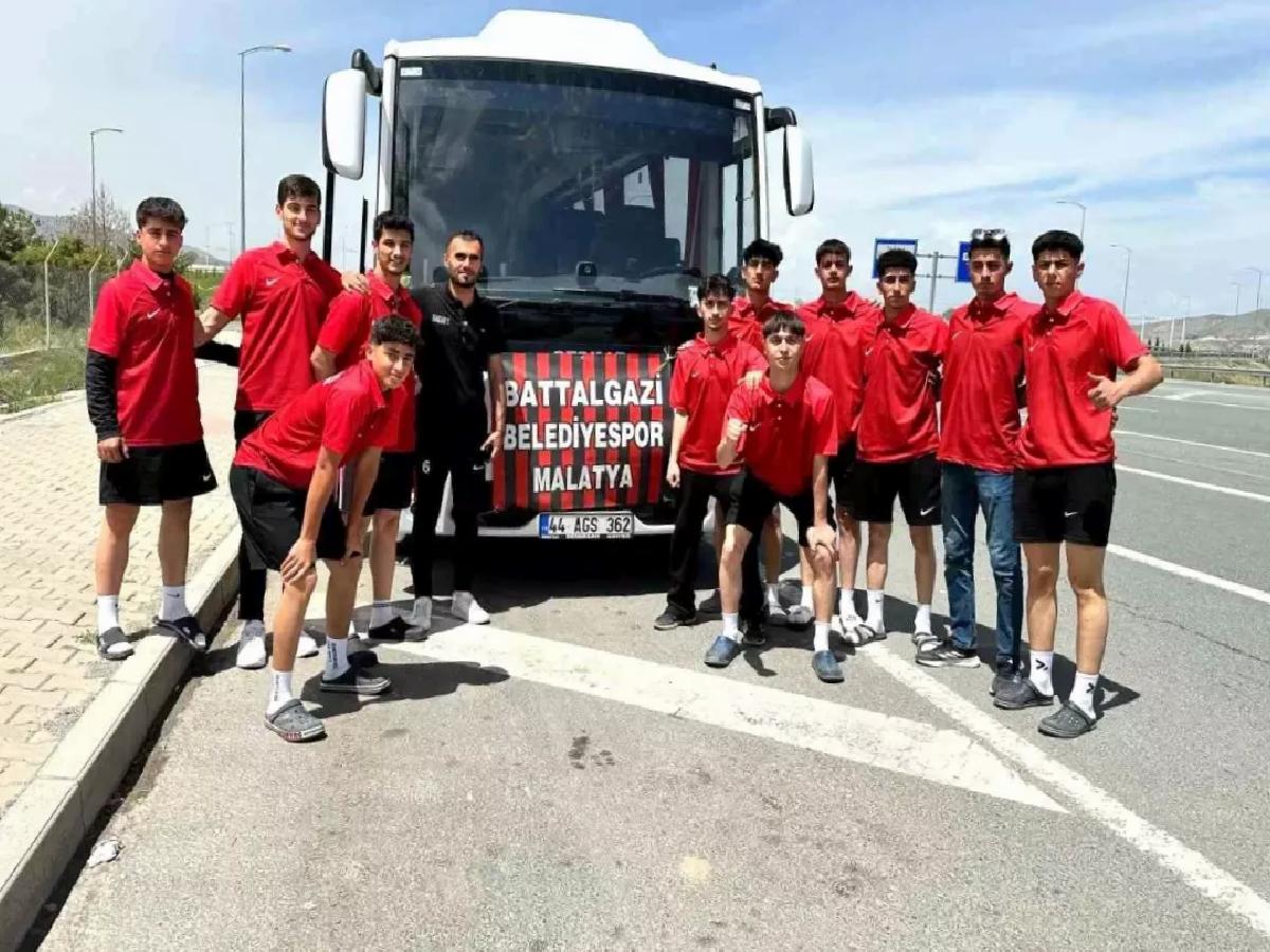 Battalgazi Belediyespor Voleybol Kadrosu, Türkiye Yarı Finalleri’nde Muvaffakiyete Koşuyor