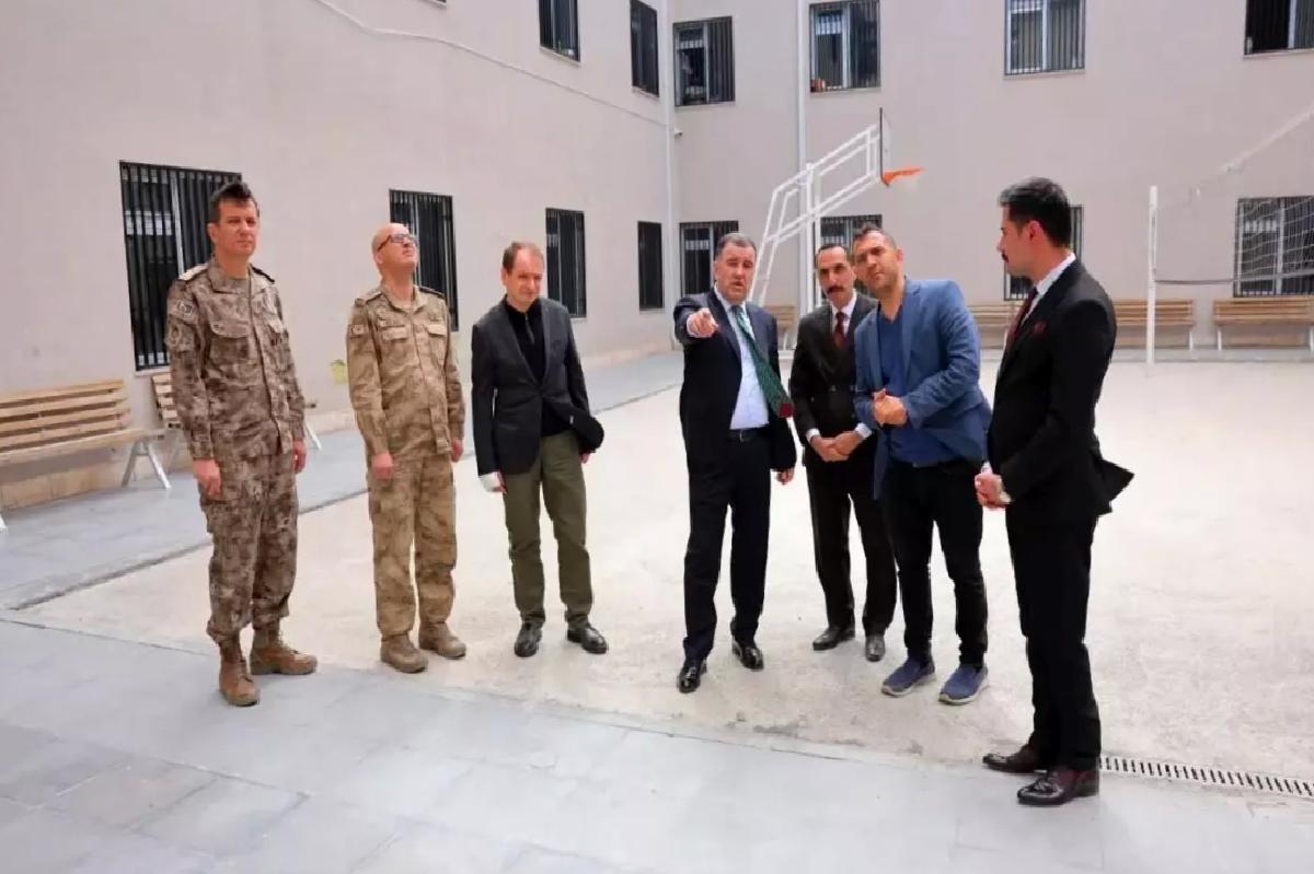 Bayburt Valisi Geri Gönderme Merkezi’ni Ziyaret Etti