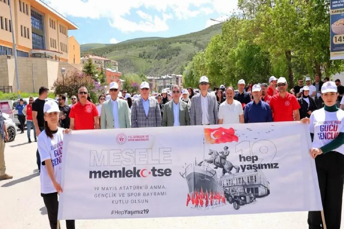 Bayburt’ta Gençlik Yürüyüşü Coşkusu