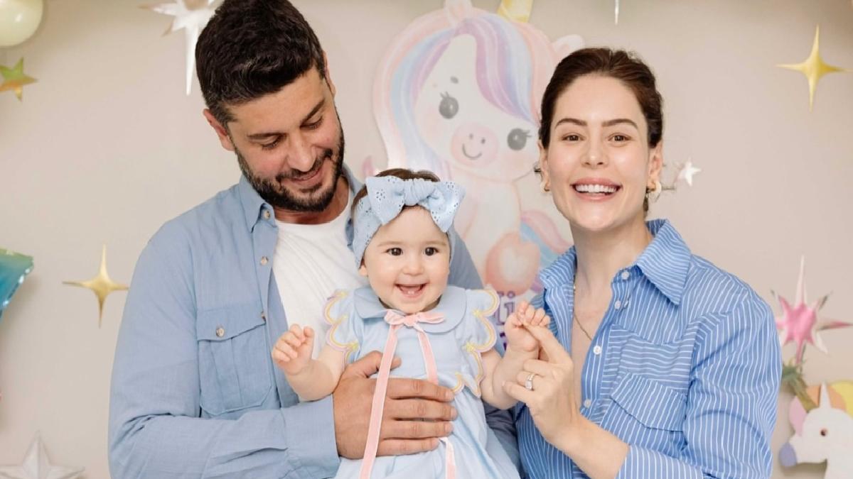 Berk Oktay ve Yıldız Davet Atiksoy kızlarının yüzünü gösterdi