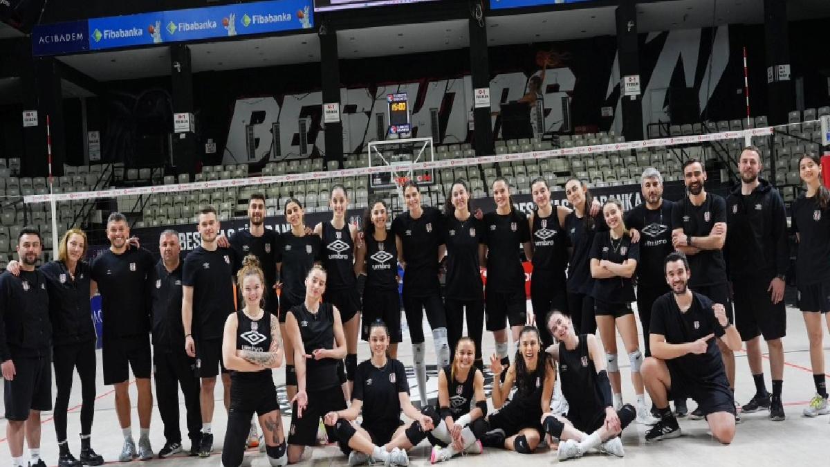 Beşiktaş Bayan Voleybol Grubu, başantrenör Recep Vatansever ve 15 oyuncuyla vedalaştı