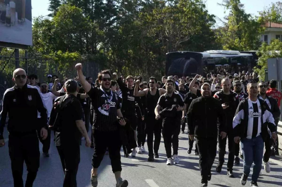 Beşiktaşlı Taraftarlar Derbi İçin Kadıköy’de