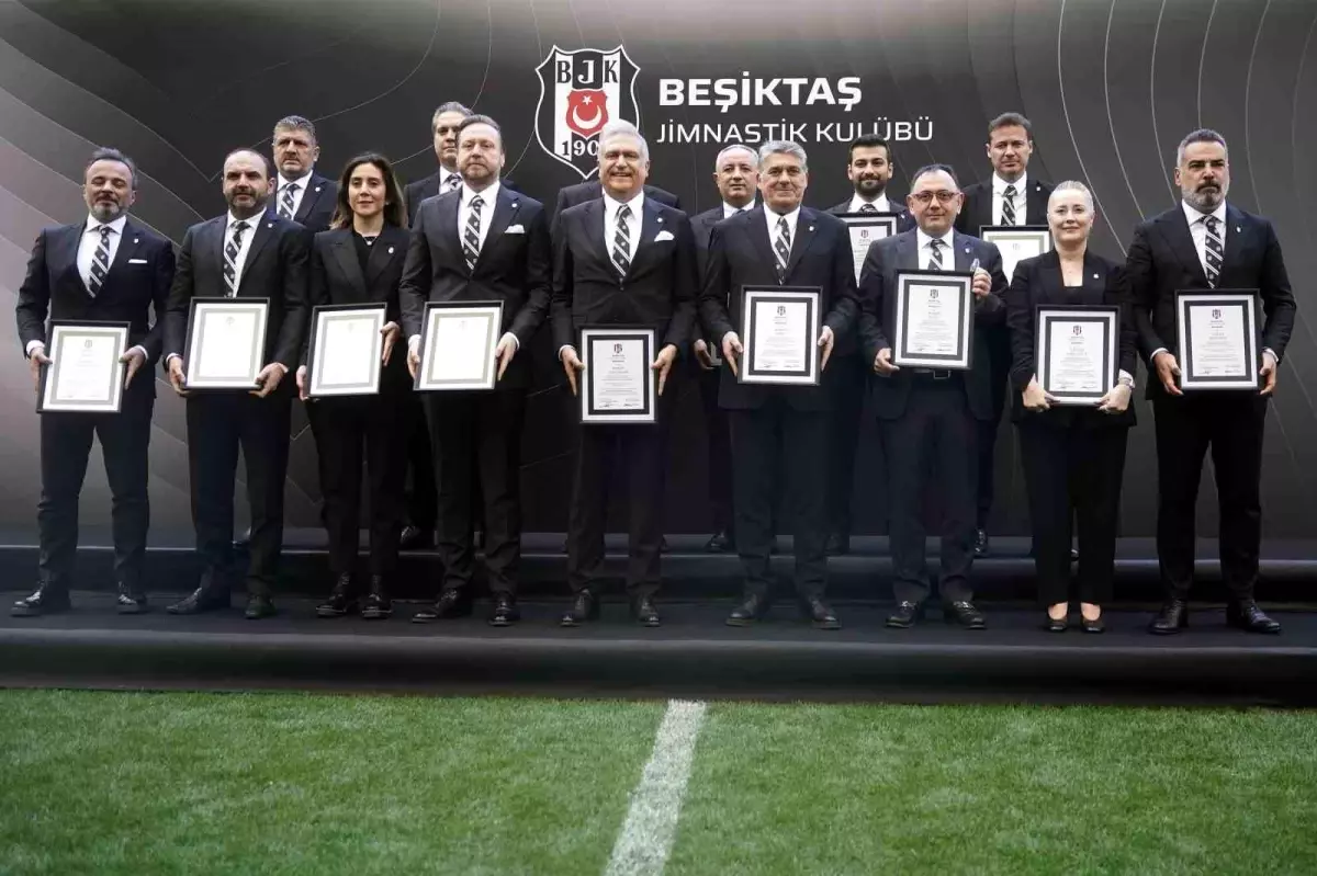 Beşiktaş’ta Lider Serdal Adalı ve idaresi, mazbatalarını aldı
