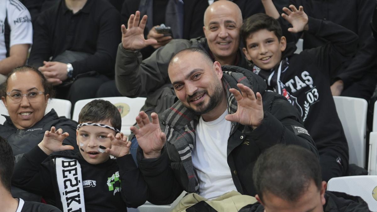 Beşiktaş’tan taraftara açık antrenman