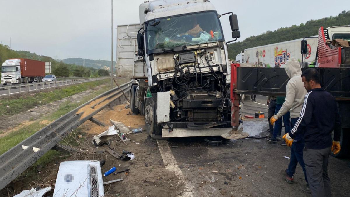 Bolu’da şoförünün uyuduğu buğday yüklü tır devrildi