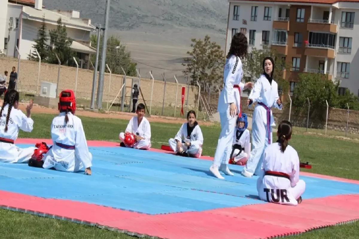 Bor’da 19 Mayıs Merasimi