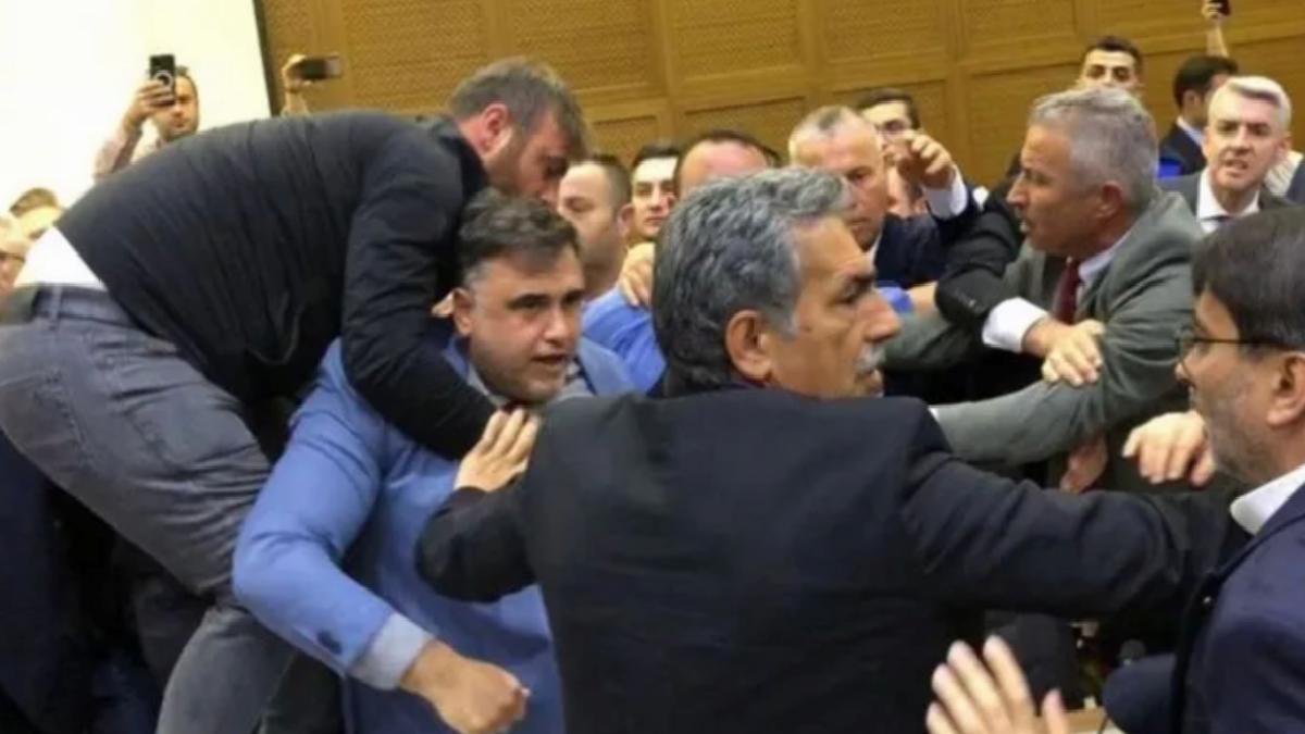 Bursa Büyükşehir Belediye Meclisi’nde hengame çıktı