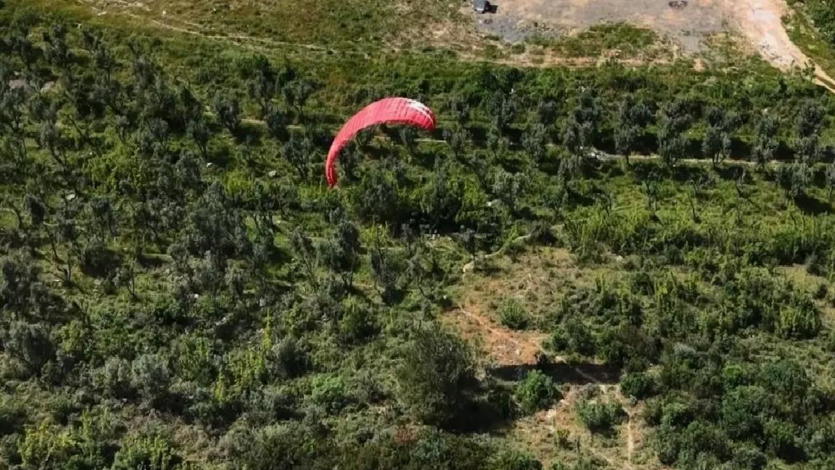 Bursa’da Ekstrem Spor: Genç Paraşütle Konutuna Uçtu